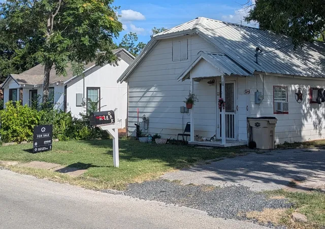 Photo 1 of Single family home for sale at 102 E Oak Ave, Comanche, TX 76442 | MLS# 21320854 | Listing updated on 2026-10-06