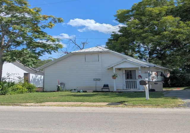 Photo 2 of Single family home for sale at 102 E Oak Ave, Comanche, TX 76442 | MLS# 21320854 | Listing updated on 2026-10-06