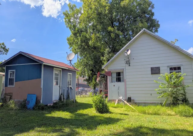 Photo 3 of Single family home for sale at 102 E Oak Ave, Comanche, TX 76442 | MLS# 21320854 | Listing updated on 2026-10-06