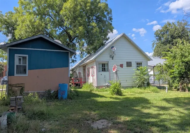 Photo 4 of Single family home for sale at 102 E Oak Ave, Comanche, TX 76442 | MLS# 21320854 | Listing updated on 2026-10-06