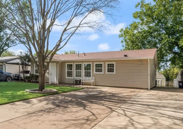 Photo 1 of Single family home for sale at 121 Dallas Dr, Euless, TX 76039 | MLS# 21317105 | Listing updated on 2026-08-20