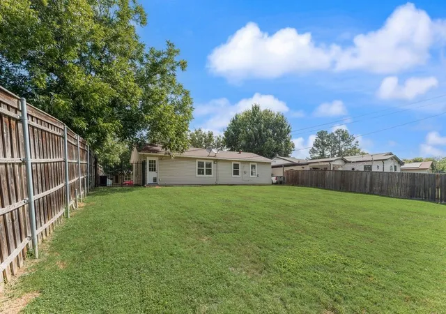 Photo 29 of Single family home for sale at 121 Dallas Dr, Euless, TX 76039 | MLS# 21317105 | Listing updated on 2026-08-20