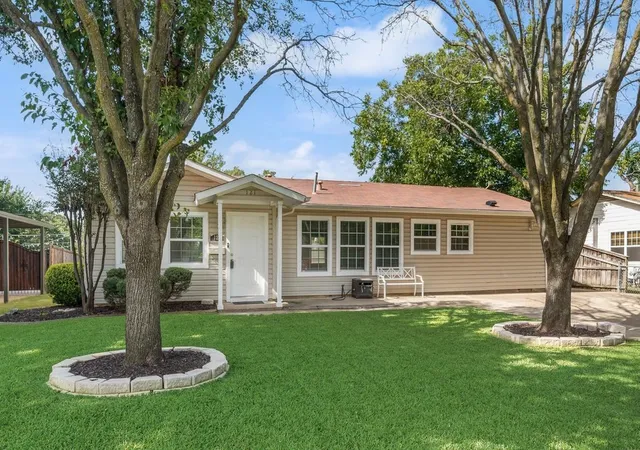 Photo 2 of Single family home for sale at 121 Dallas Dr, Euless, TX 76039 | MLS# 21317105 | Listing updated on 2026-08-20