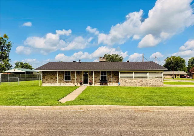 Photo 1 of Single family home for sale at 100 Vatra St, Mount Vernon, TX 75457 | MLS# 21298258 | Listing updated on 2026-09-02