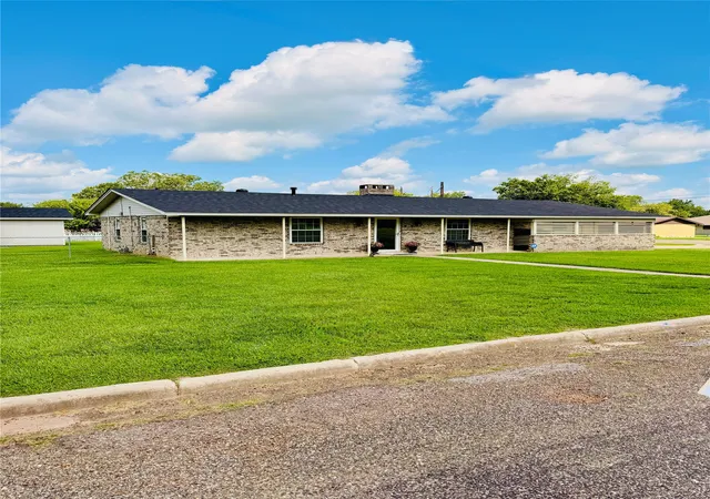 Photo 2 of Single family home for sale at 100 Vatra St, Mount Vernon, TX 75457 | MLS# 21298258 | Listing updated on 2026-09-02