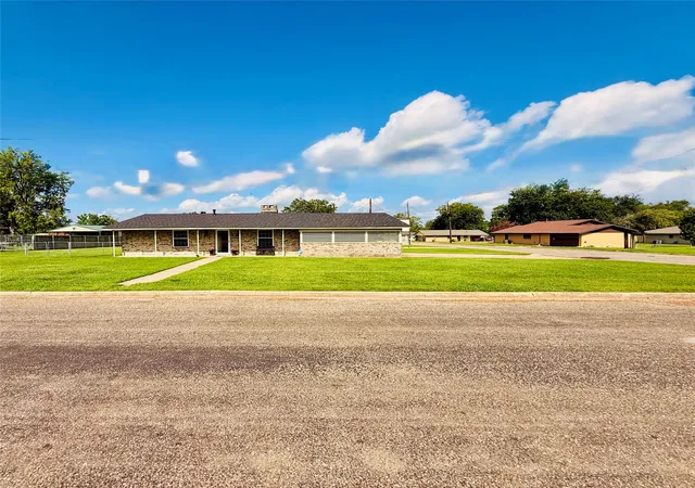 Photo 3 of Single family home for sale at 100 Vatra St, Mount Vernon, TX 75457 | MLS# 21298258 | Listing updated on 2026-09-02