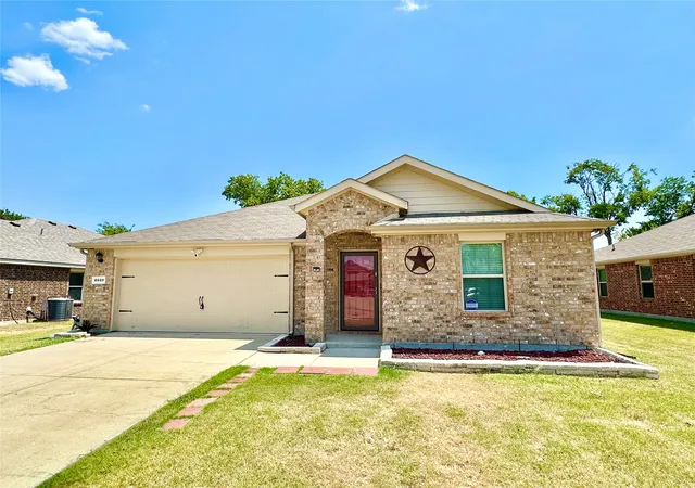 Photo 2 of Sale Pending at 2520 Old Farm Dr, Seagoville, TX 75159 | MLS# 21321251 | Listing updated on 2026-08-28