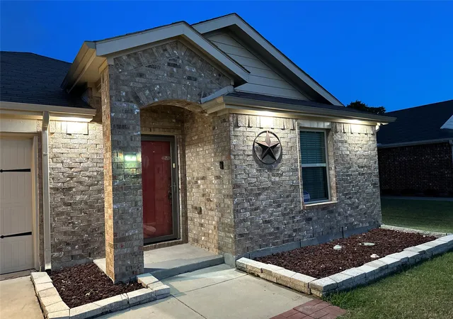 Photo 3 of Sale Pending at 2520 Old Farm Dr, Seagoville, TX 75159 | MLS# 21321251 | Listing updated on 2026-08-28