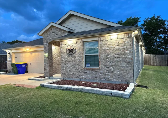 Photo 4 of Sale Pending at 2520 Old Farm Dr, Seagoville, TX 75159 | MLS# 21321251 | Listing updated on 2026-08-28
