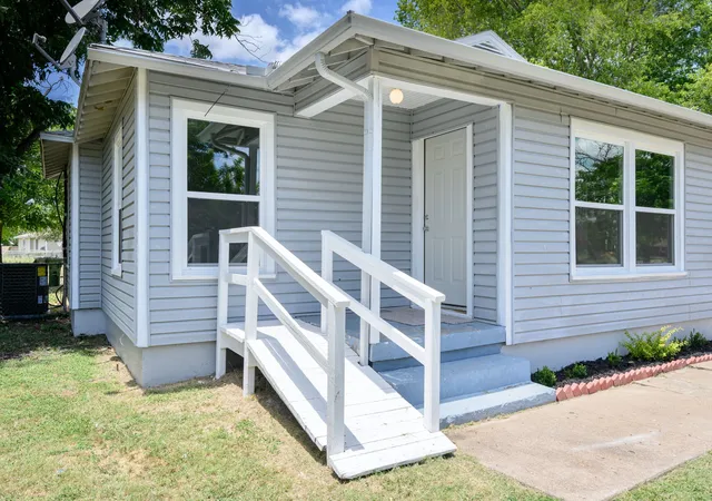 Homes for sale in Mineral Wells, TX | 1906 Se 15th Ave, Mineral Wells, TX 76067 | MLS# 21320874