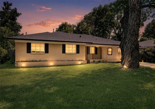 Single family home for sale at 105 Carroll St, Shreveport, LA 71105 | MLS# 21321274