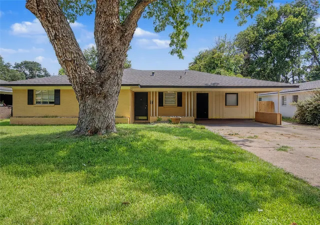 Photo 1 of Single family home for sale at 105 Carroll St, Shreveport, LA 71105 | MLS# 21321274 | Listing updated on 2026-08-04