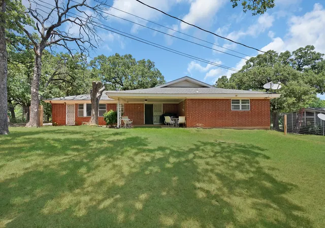 Photo 1 of Single family home for sale at 305 W Bethesda Rd, Burleson, TX 76028 | MLS# 21315420 | Listing updated on 2026-07-04