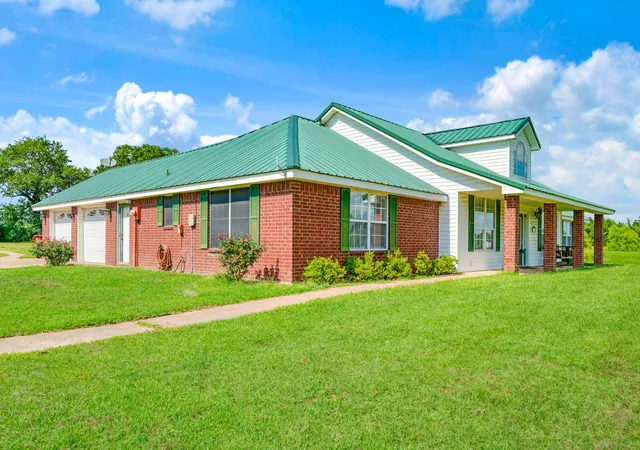 Single family home for sale at 1005 Us-82, Blossom, TX 75416 | MLS# 21318646