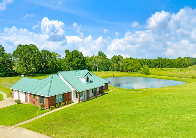 Photo 2 of Single family home for sale at 1005 Us 82, Blossom, TX 75416 | MLS# 21318646 | Listing updated on 2026-08-31