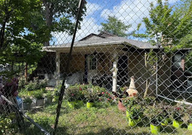 Photo 3 of Single family home for sale at 4705 W Jefferson Blvd, Dallas, TX 75211 | MLS# 21321381 | Listing updated on 2026-07-04