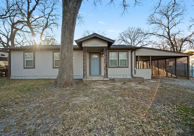 Homes for sale in East Tawakoni, TX | 762 Oak Leaf Trl, East Tawakoni, TX 75472 | MLS# 21320442