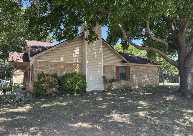 Photo 3 of Sale Pending at 800 Pine Mountain Dr, Burleson, TX 76028 | MLS# 21321498 | Listing updated on 2026-07-18