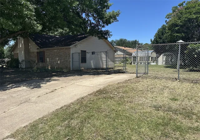 Photo 3 of Sale Pending at 800 Pine Mountain Dr, Burleson, TX 76028 | MLS# 21321498 | Listing updated on 2026-07-18