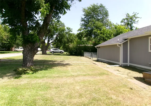 Homes for sale in Bonham, TX | 419 W Evans Ave, Bonham, TX 75418 | MLS# 21316300