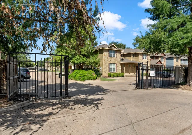 Photo 3 of Townhouse for sale at 2513 S 2nd St, Waco, TX 76706 | MLS# 21317529 | Listing updated on 2026-09-28
