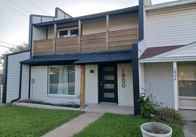 Photo 3 of Townhouse for sale at 1800 Ridgeview Plz, Mesquite, TX 75149 | MLS# 21321584 | Listing updated on 2026-08-22