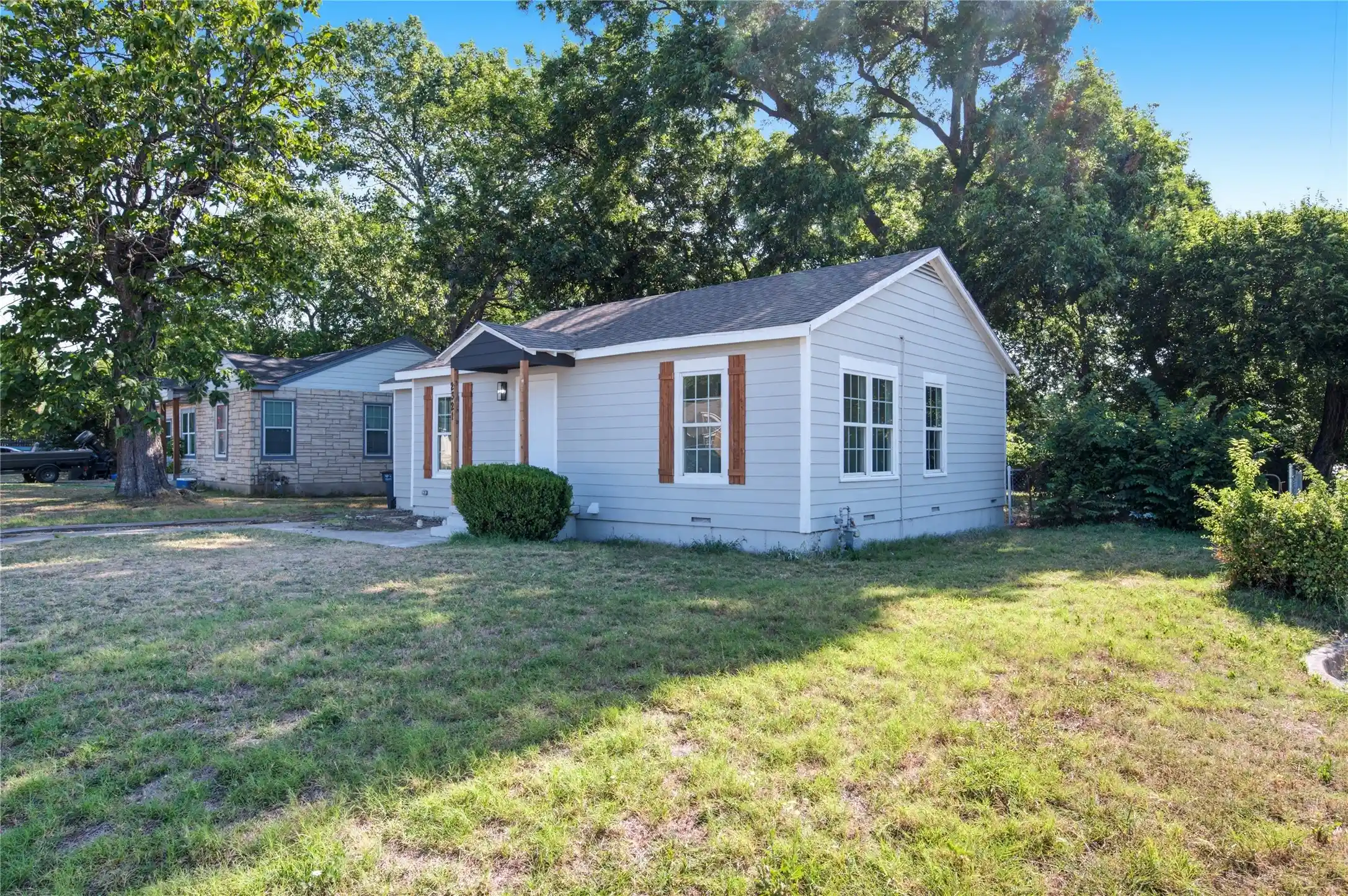 Photo 1 of Single family home for sale at 2321 Eastover Ave, Fort Worth, TX 76105 | MLS# 21321597 | Listing updated on 2026-10-21