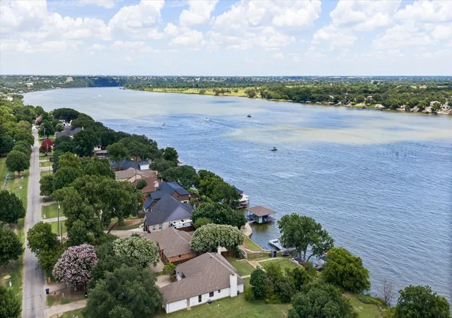Photo 4 of Single family home for sale at 105 Casas Del Sur St, Granbury, TX 76049 | MLS# 21319618 | Listing updated on 2026-09-01