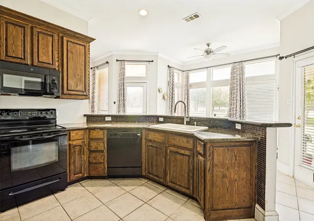 Photo 4 of Single family home for sale at 2828 S Lakeview Dr, Cedar Hill, TX 75104 | MLS# 21321639 | Listing updated on 2026-08-30