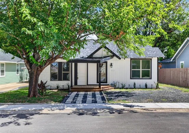Photo 1 of Single family home for sale at 924 Nolte Dr, Dallas, TX 75208 | MLS# 21321646 | Listing updated on 2026-07-07