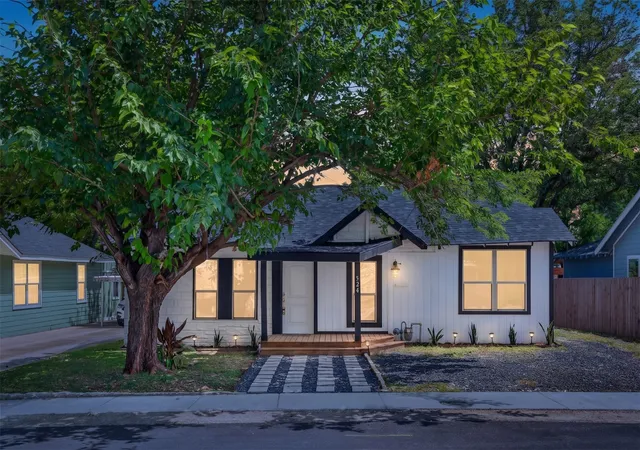 Photo 2 of Single family home for sale at 924 Nolte Dr, Dallas, TX 75208 | MLS# 21321646 | Listing updated on 2026-07-07