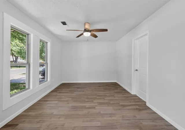 Photo 4 of Single family home for sale at 924 Nolte Dr, Dallas, TX 75208 | MLS# 21321646 | Listing updated on 2026-07-07