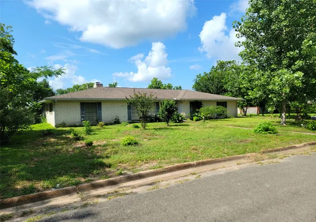 Photo 1 of Single family home for sale at 706 W Fourth, Clarksville, TX 75426 | MLS# 21321537 | Listing updated on 2026-07-05