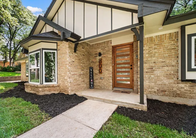 Photo 2 of Sale Pending at 800 Tanglewood Ln, Arlington, TX 76012 | MLS# 21321651 | Listing updated on 2026-10-08