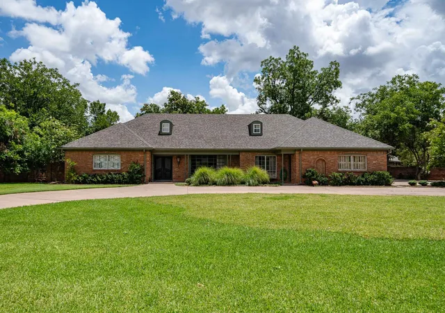 Photo 2 of Sale Pending at 1825 Elmwood Dr, Abilene, TX 79605 | MLS# 21321775 | Listing updated on 2026-09-03