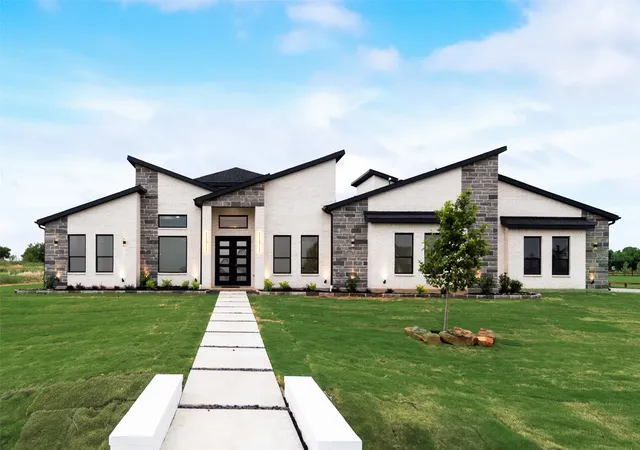 Photo 4 of Single family home for sale at 1700 Hamilton Ln, Justin, TX 76247 | MLS# 21321827 | Listing updated on 2026-07-06