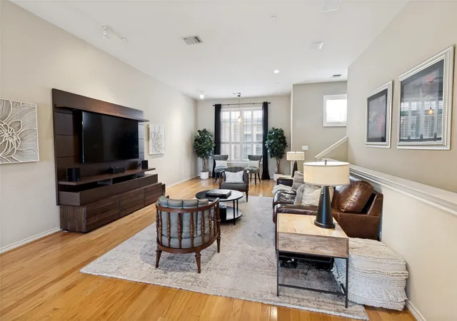 Listing Photo 5 - Condo for sale in building located at 4412 Mckinney Ave, Dallas, TX 75205 - Unit #10
