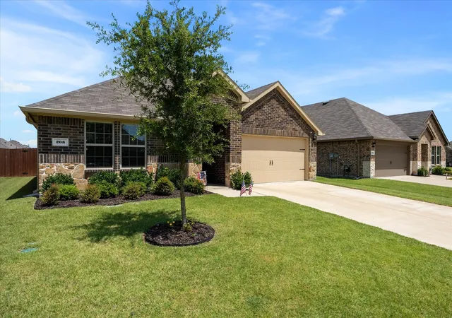 Photo 2 of Single family home for sale at 208 Redstone Ln, Caddo Mills, TX 75135 | MLS# 21321852 | Listing updated on 2026-08-29
