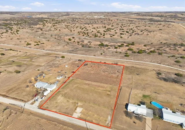 Photo 1 of Sale Pending at 401 E Sunchase Dr, Granbury, TX 76049 | MLS# 21321900 | Listing updated on 2026-09-17