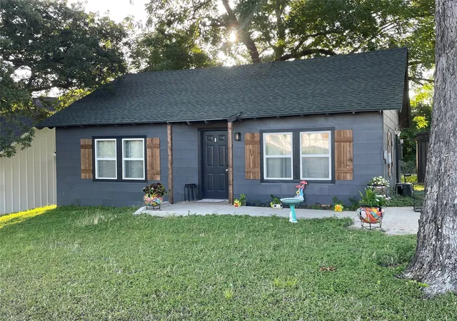 Photo 1 of Single family home for sale at 1000 S Spears St, Alvarado, TX 76009 | MLS# 21321930 | Listing updated on 2026-08-22