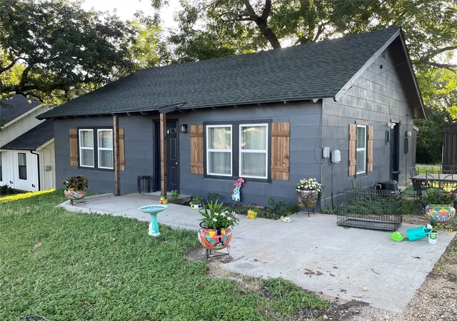 Photo 2 of Single family home for sale at 1000 S Spears St, Alvarado, TX 76009 | MLS# 21321930 | Listing updated on 2026-08-22