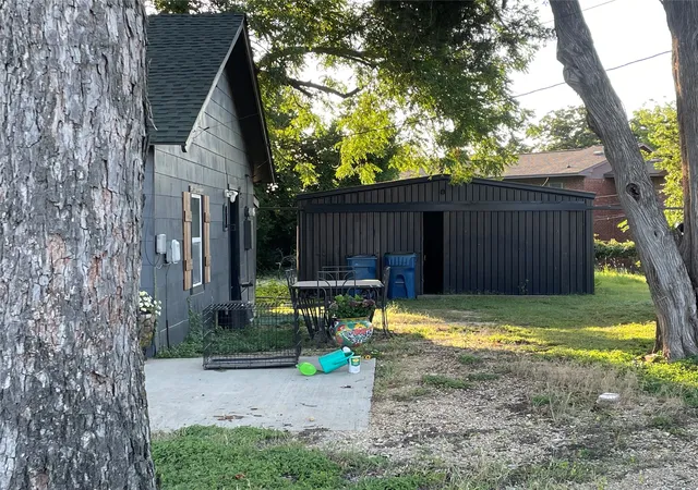 Photo 3 of Single family home for sale at 1000 S Spears St, Alvarado, TX 76009 | MLS# 21321930 | Listing updated on 2026-08-22