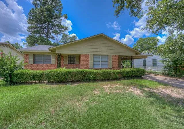 Single family home for sale at 3413 Fernwood Ln, Shreveport, LA 71108 | MLS# 21321996