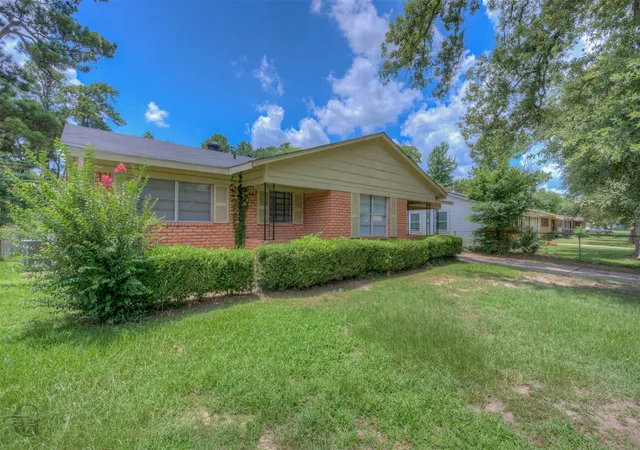 Photo 2 of Single family home for sale at 3413 Fernwood Ln, Shreveport, LA 71108 | MLS# 21321996 | Listing updated on 2026-08-24