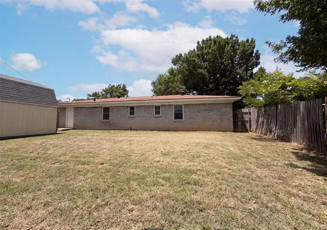 Photo 4 of Single family home for sale at 2008 Vickie Dr, Irving, TX 75060 | MLS# 21322068 | Listing updated on 2026-10-30