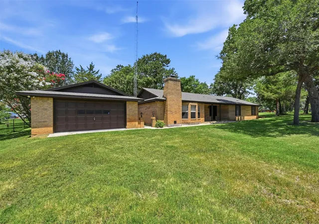 Photo 2 of Single family home for sale at 100 Mohican Trl, Gainesville, TX 76240 | MLS# 21322060 | Listing updated on 2026-08-22