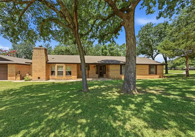 Photo 3 of Single family home for sale at 100 Mohican Trl, Gainesville, TX 76240 | MLS# 21322060 | Listing updated on 2026-08-22