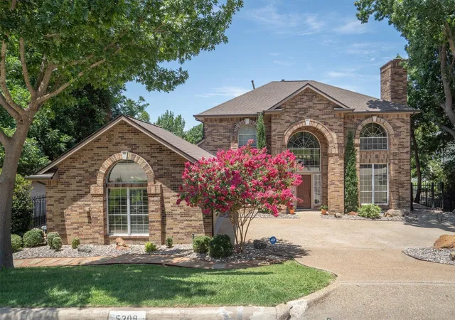 Photo 1 of Single family home for sale at 5208 Yacht Club Dr, Rockwall, TX 75032 | MLS# 21320359 | Listing updated on 2026-09-20