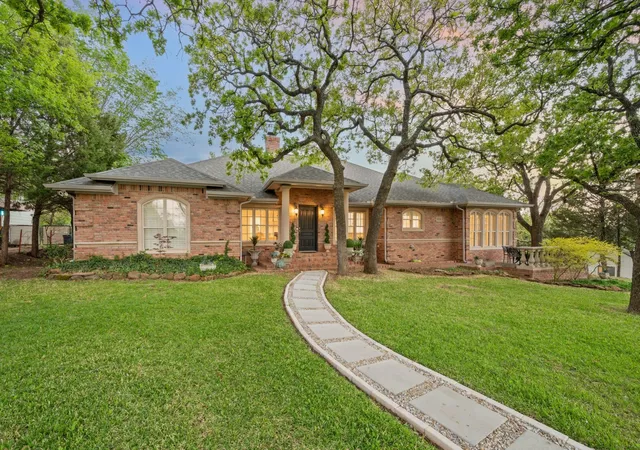 Photo 1 of Single family home for sale at 2523 Anglers Dr, Grapevine, TX 76051 | MLS# 21322132 | Listing updated on 2026-08-31