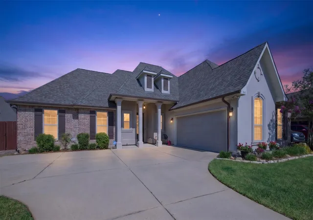 1st image of 343 Camelback Dr, Bossier City, LA 71111 | MLS# 21320468